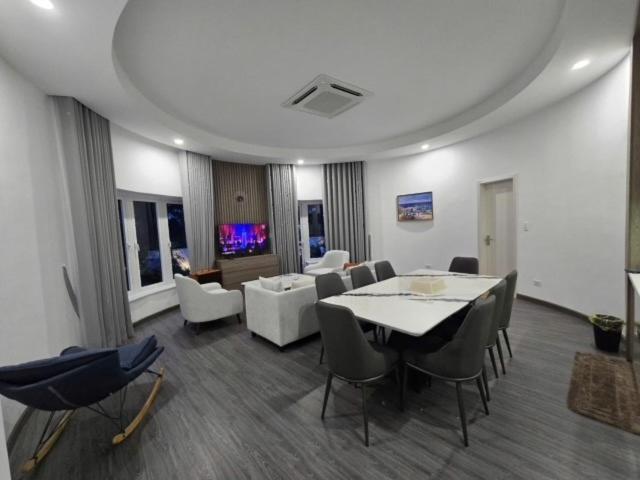 TV a/nebo společenská místnost v ubytování Bảo Châu Villa