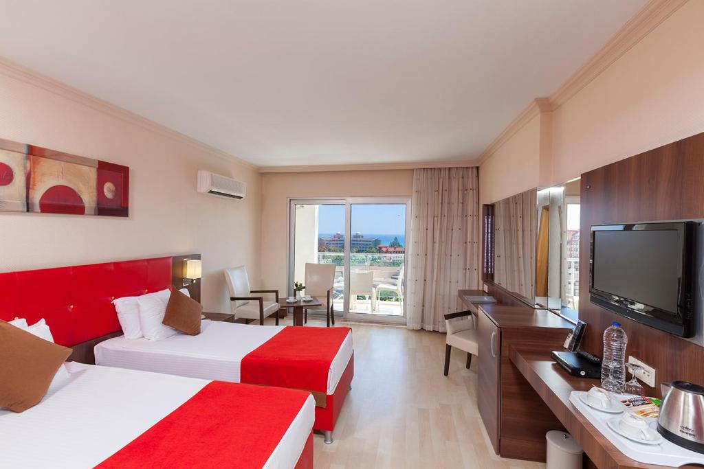 TV a/nebo společenská místnost v ubytování Side Kum Hotel
