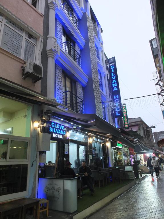 Un edificio con un cartel que dice Lobo Plateado Lento en clove silvana hotel, en Eskiömerler