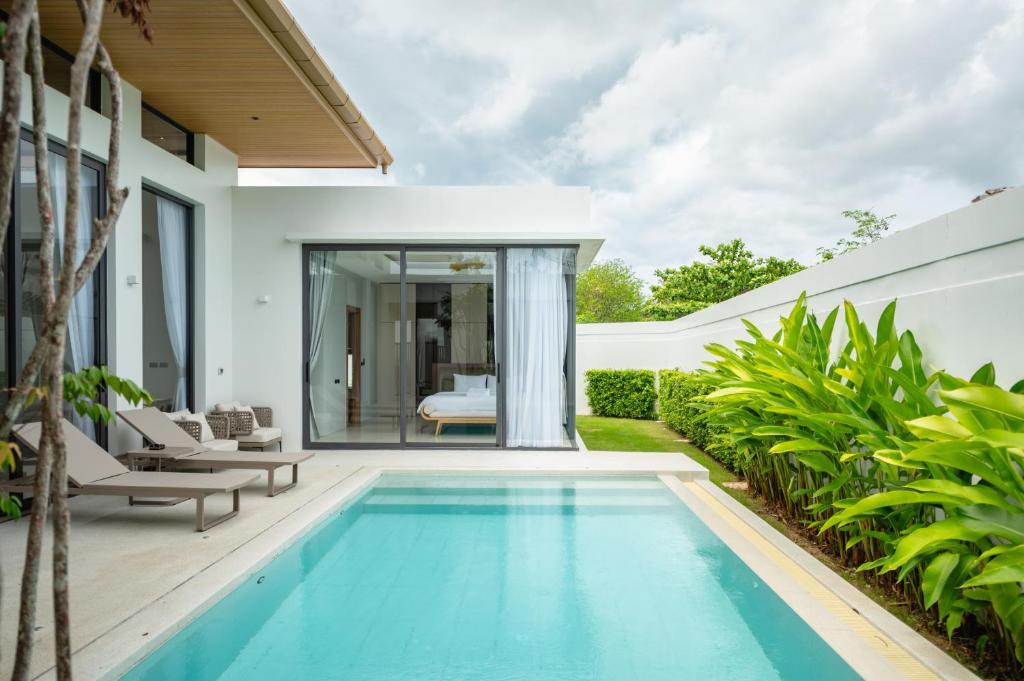 una piscina nel cortile di una casa di Mouana Residence Song Khun Chalong VIP4-bedroom Pool Villa 89-14 a Chalong