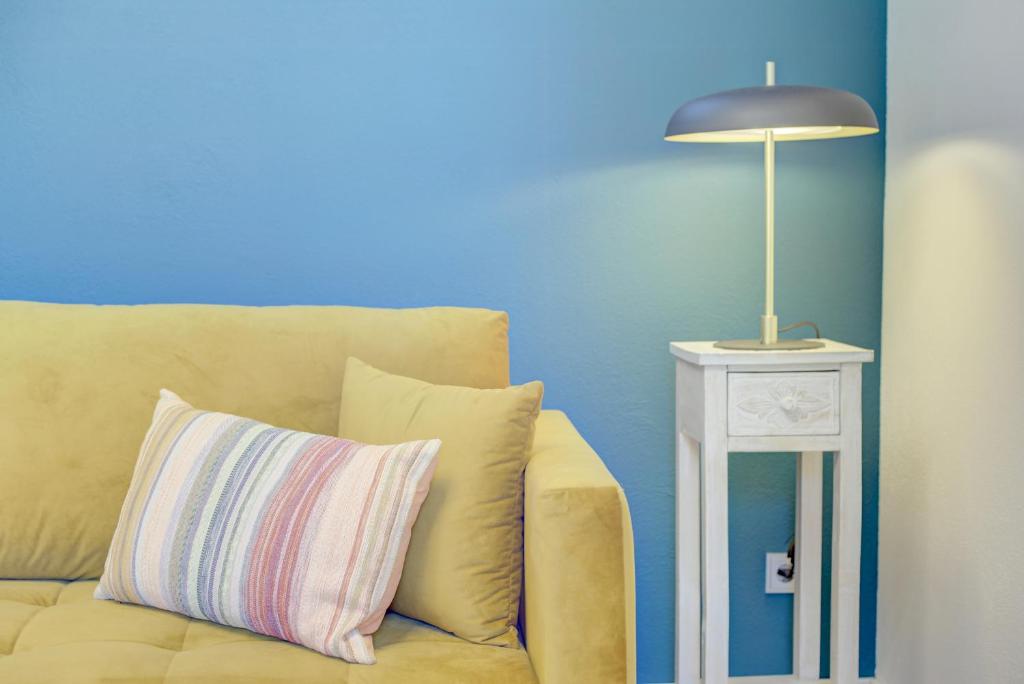a lamp on a side table next to a couch at Bungalow - Kinderspielplatz - Garten mit Feuerstelle in Timelkam
