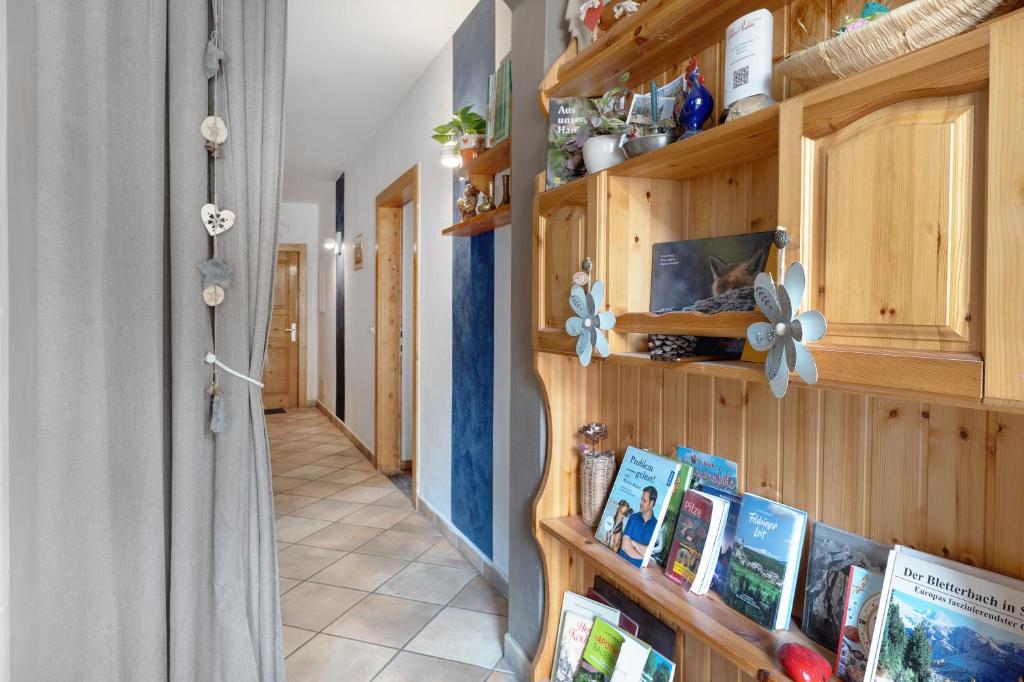 Telewizja i/lub zestaw kina domowego w obiekcie Huanzhof Ferienwohnung Schwarzhorn