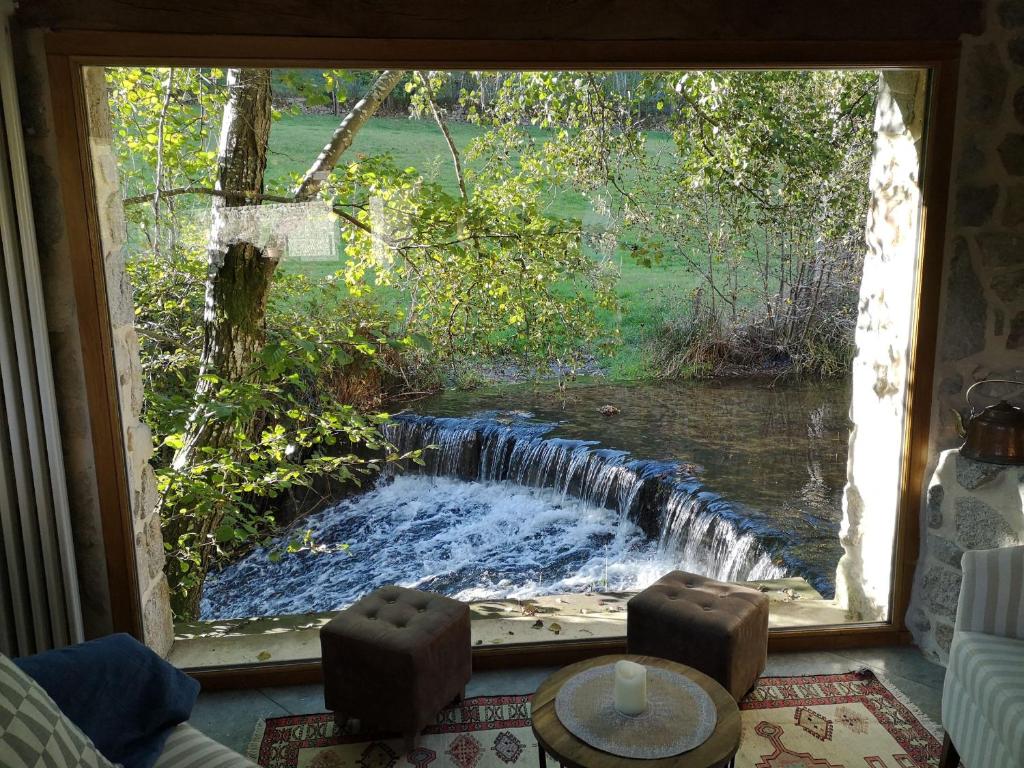 La chapelle moulin traversée par l'eau - maison de luxe 5 étoiles avec jacuzzi, piscine et rivière à Bourg-Argental France