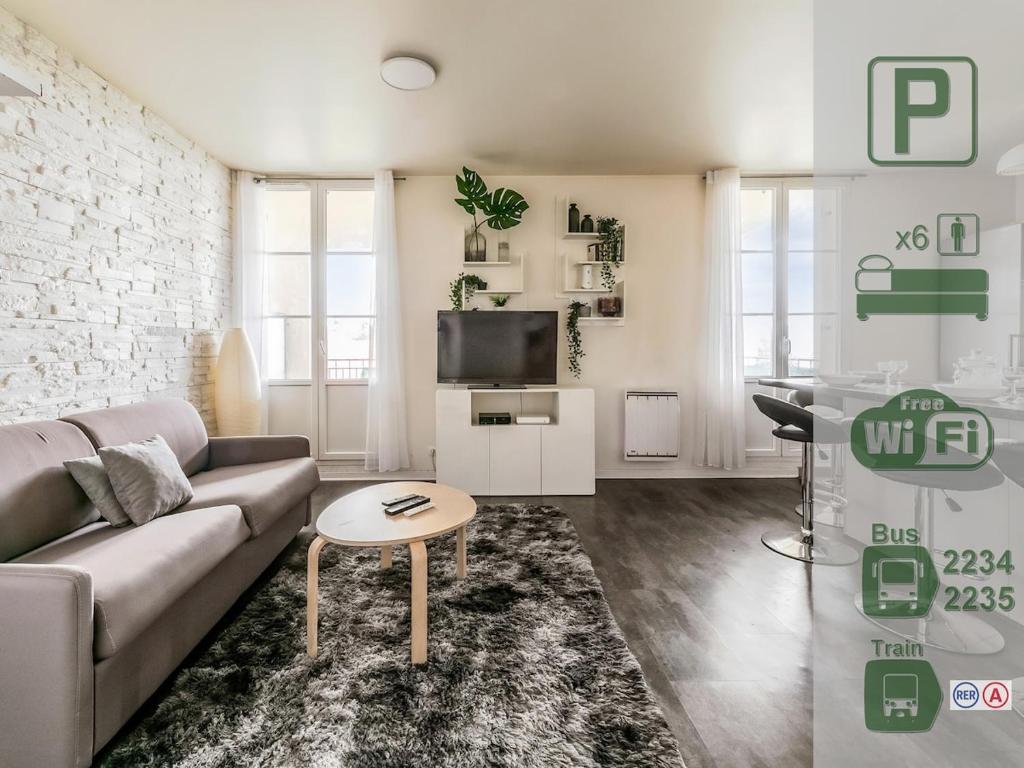 una sala de estar con un sofá y una mesa en Appartement Le Petit Monde Magique, en Bailly-Romainvilliers