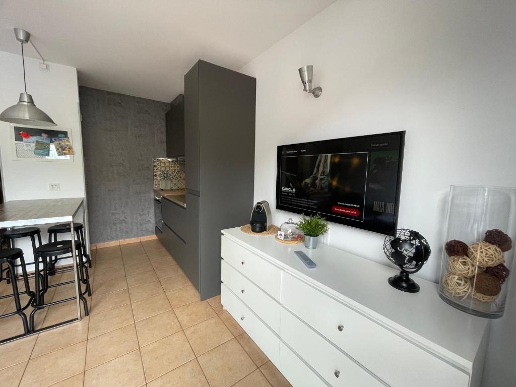 TV a/nebo společenská místnost v ubytování APARTAMENTO CANILLO Wifi-Parquing free-Terraza HUT 5213