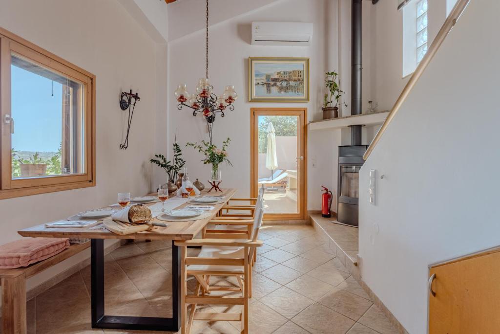 a kitchen and dining room with a table and chairs at Villa Sternfalle with jacuzzi by 8essentially in Elaía