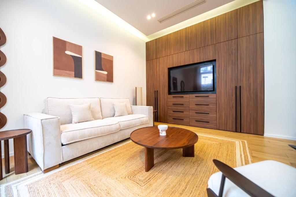un salon avec un canapé blanc et une table dans l'établissement CIA - Duplex in Paris' Center, à Paris