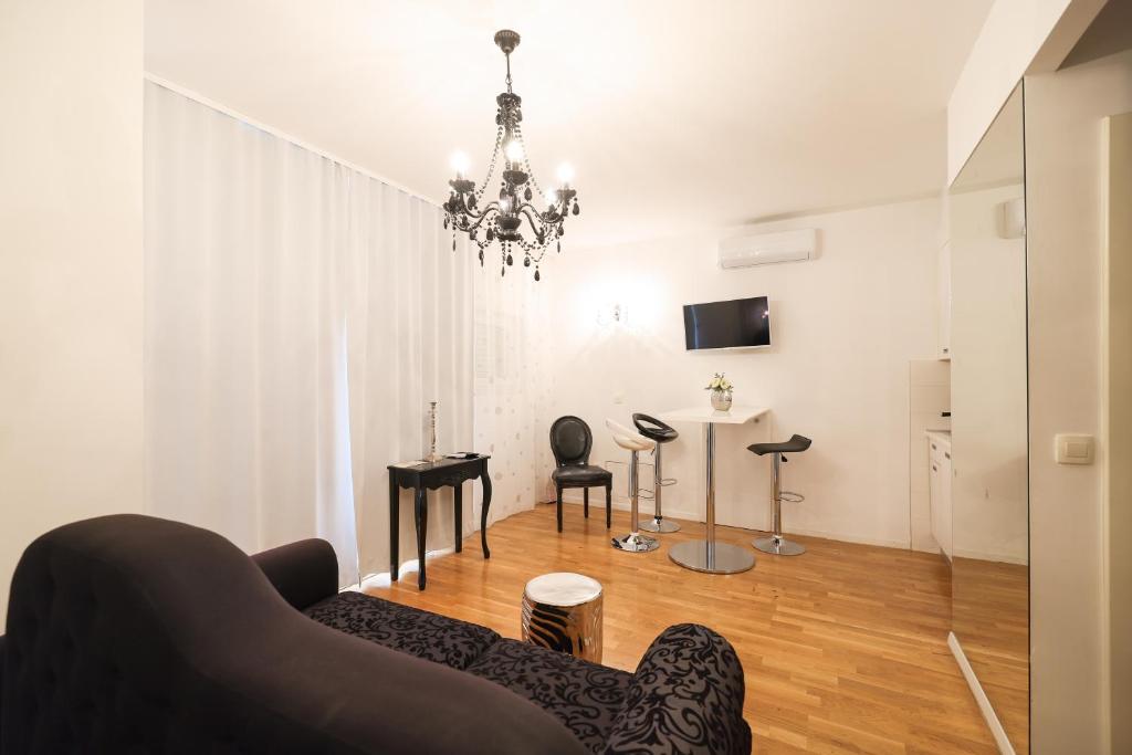 Televízia a/alebo spoločenská miestnosť v ubytovaní Tinel Superior Residence