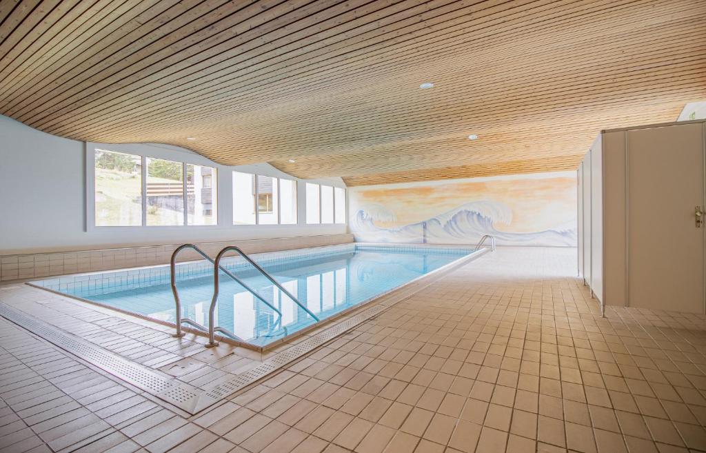 Bazén v ubytování Rehwiesa A11 by Arosa Vacations nebo v jeho okolí