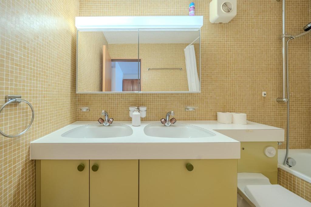 Koupelna v ubytování Rehwiesa A11 by Arosa Vacations
