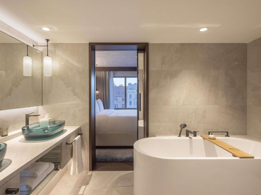 Koupelna v ubytování Fairmont Golden Prague