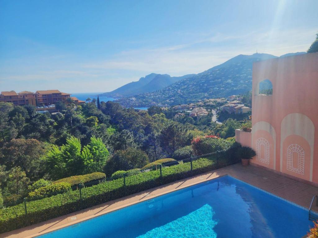 une villa avec piscine et montagne dans l'établissement Magnifique 2p vue mer et piscine, à Théoule-sur-Mer