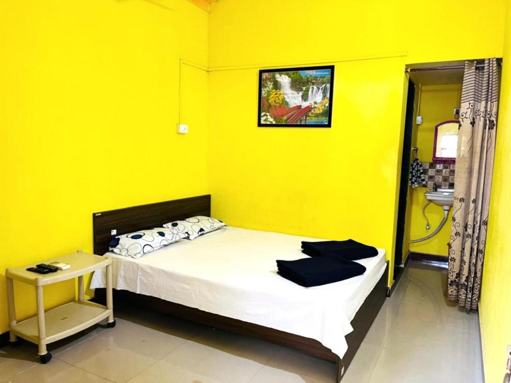Postel nebo postele na pokoji v ubytování Konkan Villa Homestay