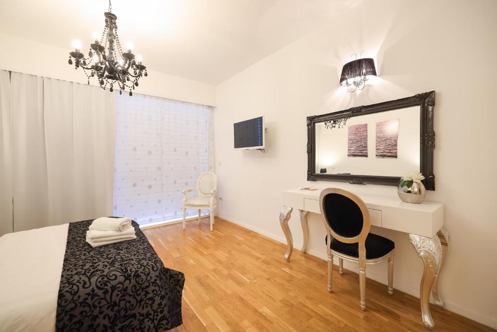 Televízia a/alebo spoločenská miestnosť v ubytovaní Tinel Superior Residence