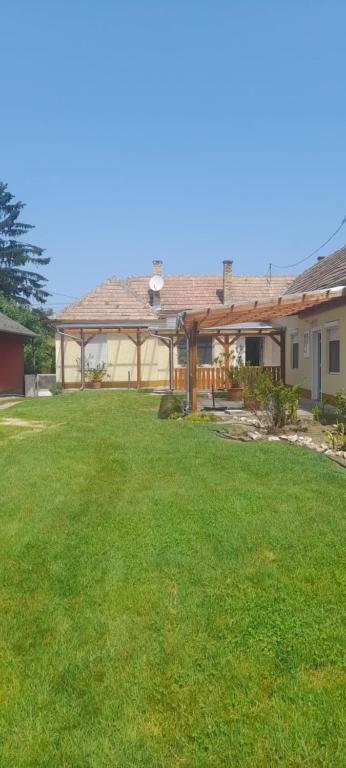 a house with a yard with a large yard sidx sidx sidx at Kovács apartman in Balatonberény