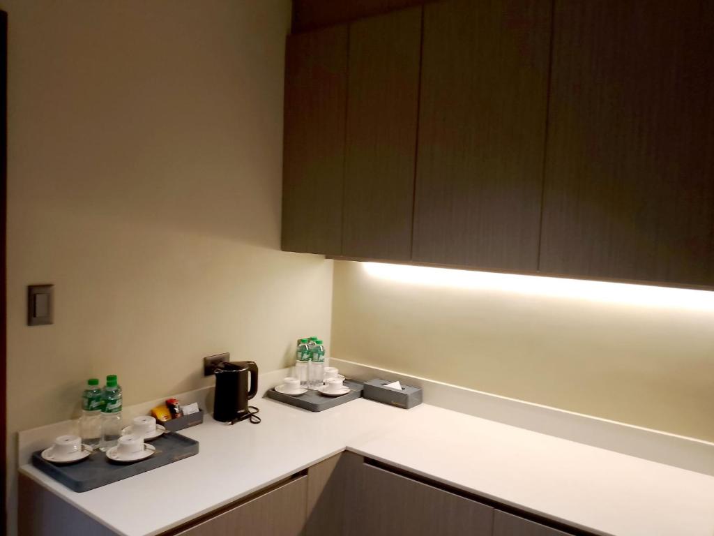 Kuchyň nebo kuchyňský kout v ubytování Bayprime Hotel