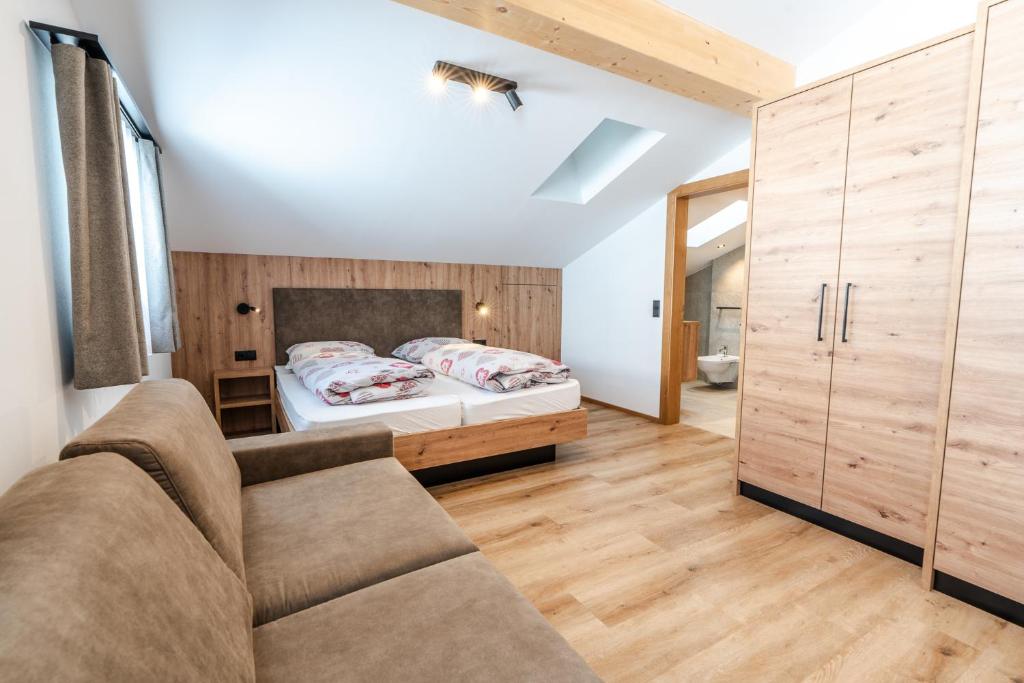 Postel nebo postele na pokoji v ubytování Edelweisshütte Ladurns