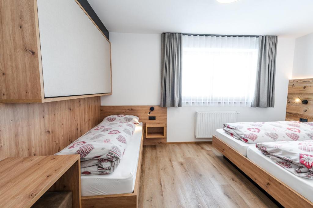 Postel nebo postele na pokoji v ubytování Edelweisshütte Ladurns