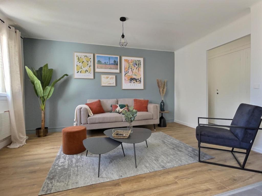 a living room with a couch and a table at L'artiste - centre ville in Valence