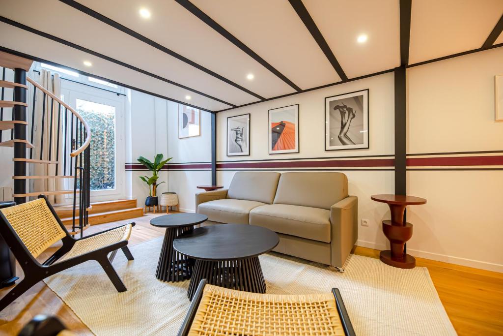 un salon avec un canapé et une table dans l'établissement CIA - Spacious Duplex, Grands Boulevards, à Paris