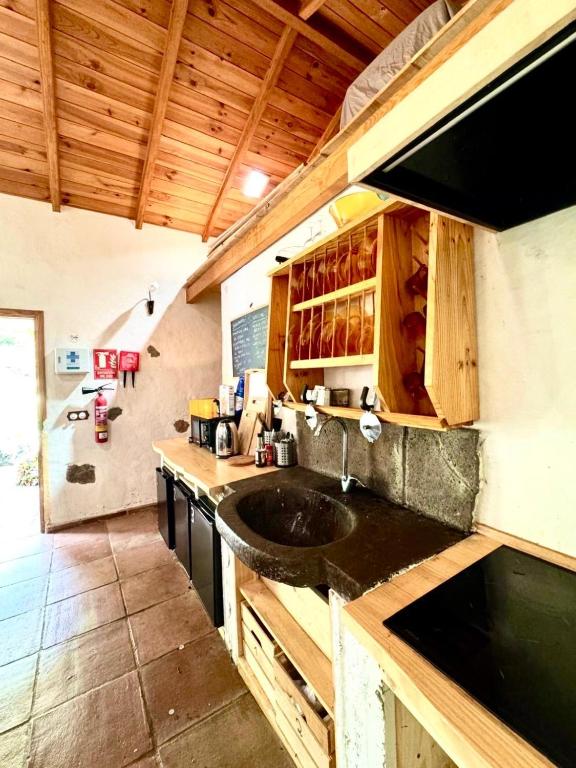 Kuchyň nebo kuchyňský kout v ubytování Casa Rural Chamorga - Pensión - Guesthouse -