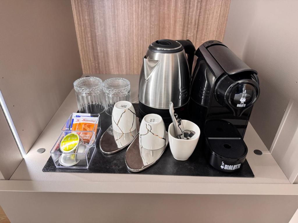 Příslušenství pro přípravu čaje a kávy v ubytování Maison Rasella Palace Suites