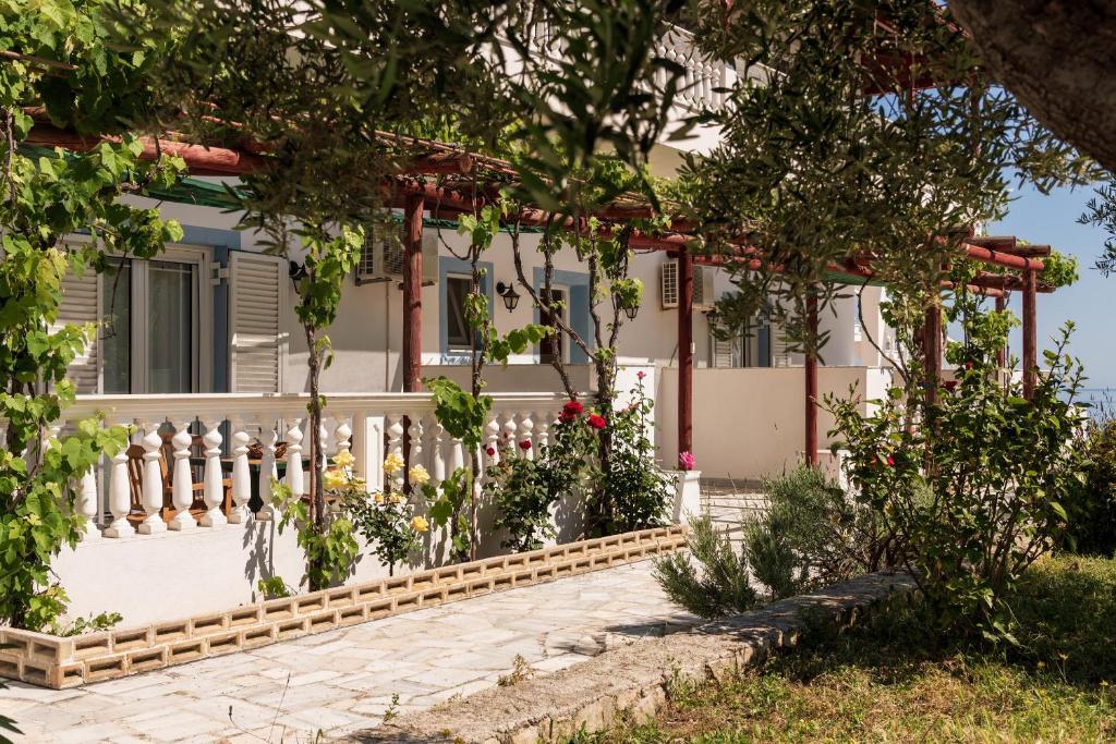 Vonkajšia záhrada v ubytovaní Mikro Nisi Studios & Apartments