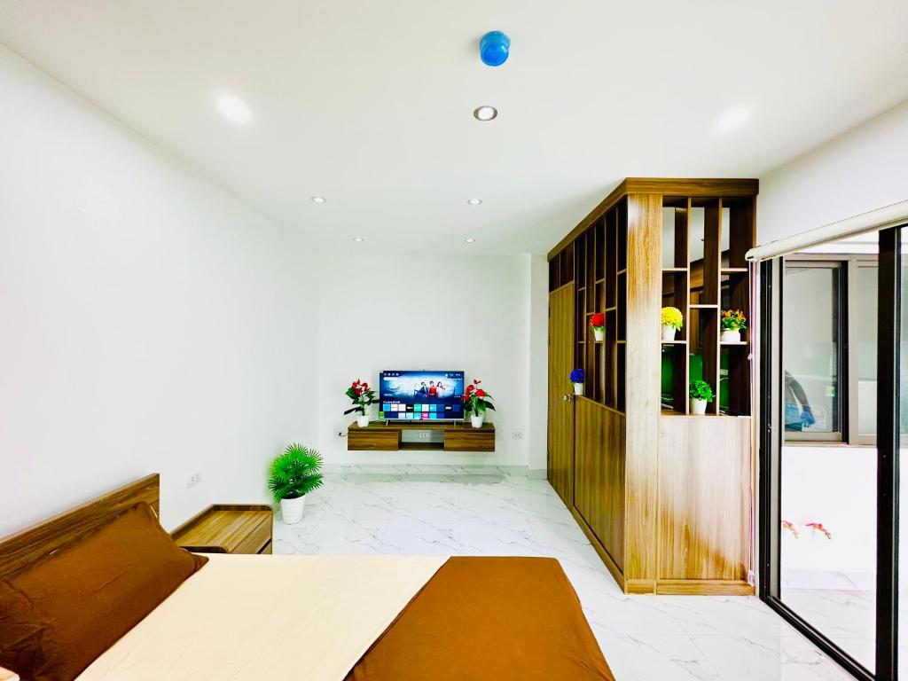 Văn TrìCăn hộ tiện nghi tại 214 Phú Diễn的有一张床和一台电视的房间
