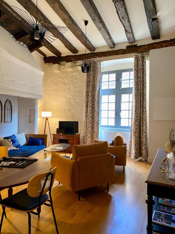 un salon avec un canapé et une table dans l'établissement Sarlat Héritage - Au cœur de l'histoire - classé 3 étoiles, à Sarlat-la-Canéda