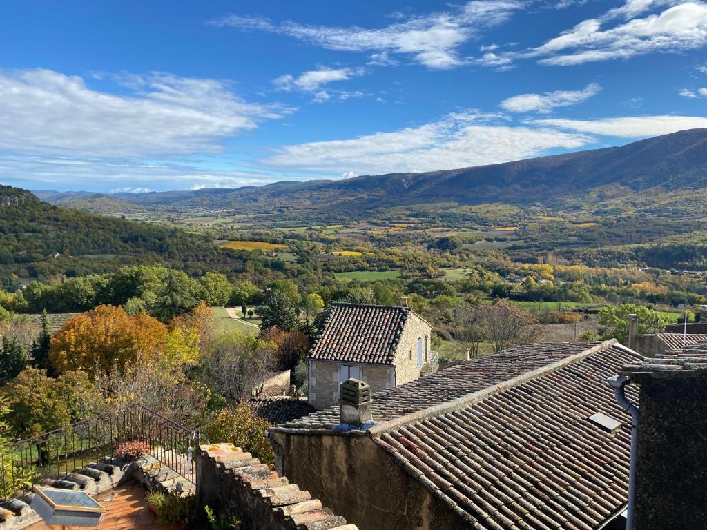 une vue d'un village avec des montagnes en arrière-plan dans l'établissement Lubéron Grde Maison de village avec terrasse 4 chambres doubles, à Saint-Martin-de-Castillon