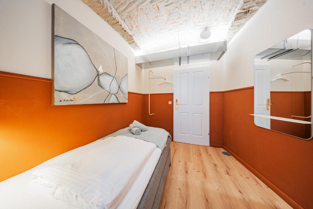 Postel nebo postele na pokoji v ubytování HOME1 - Das Kopernikus