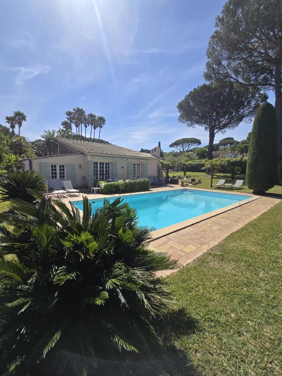 une piscine devant une maison dans l'établissement Charmante Villa à 400m de la Plage des Salins, à Saint-Tropez