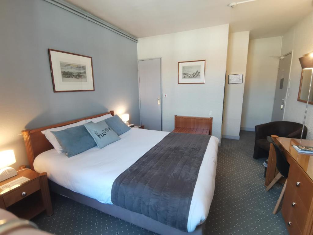 Postel nebo postele na pokoji v ubytování Logis Hotel Le Cerf