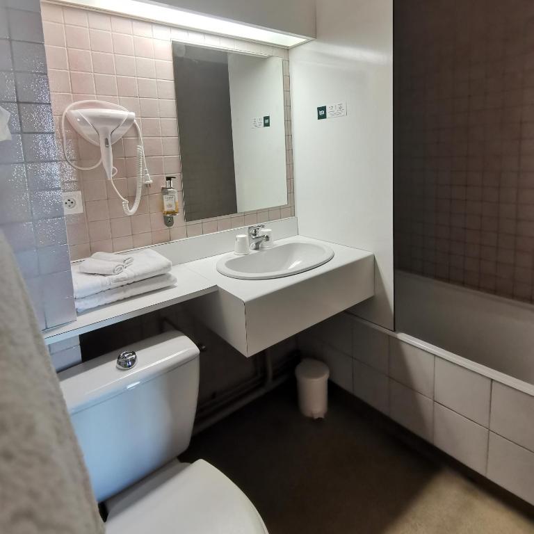 Koupelna v ubytování Logis Hotel Le Cerf