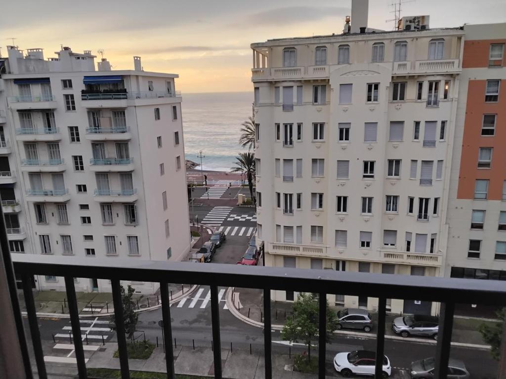 une vue sur l'océan depuis le balcon d'un immeuble dans l'établissement Près de la promenade, à Nice