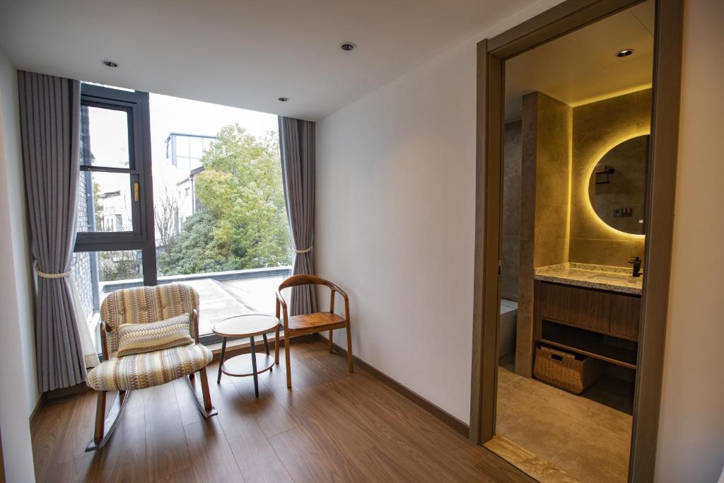 Posezení v ubytování Shanghai Liudi Mingshe Boutique Bed and Breakfast