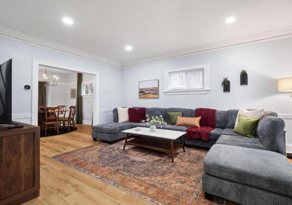 ein Wohnzimmer mit Sofa und Tisch in der Unterkunft 4 Bed 2 Bath Walk to Lakewood Restaurants and Shops in Lakewood