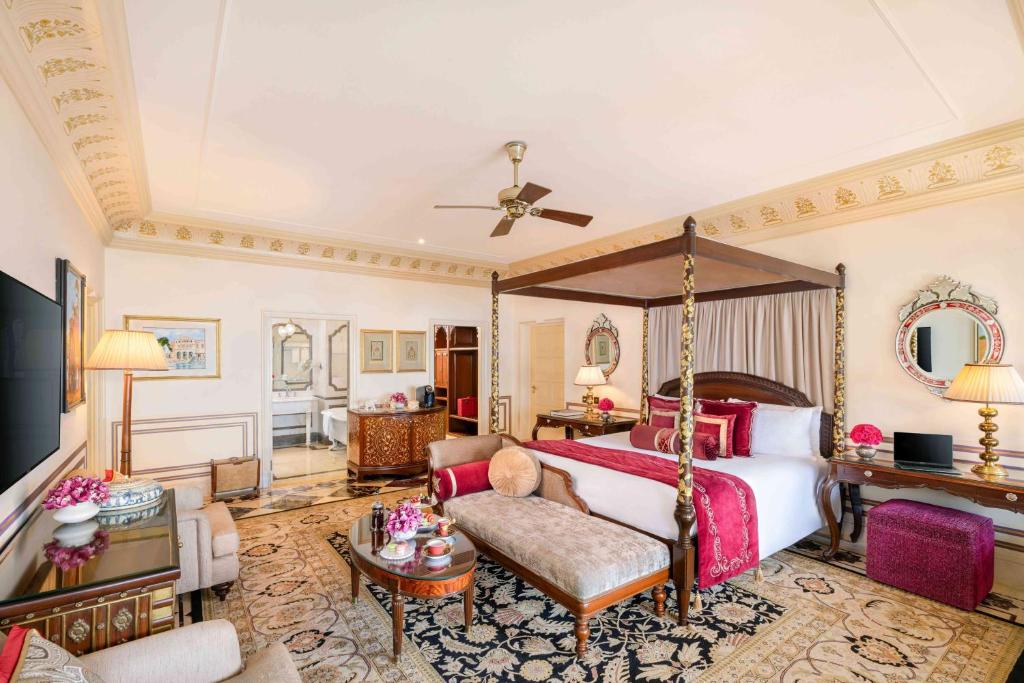 TV a/nebo společenská místnost v ubytování Taj Lake Palace Udaipur