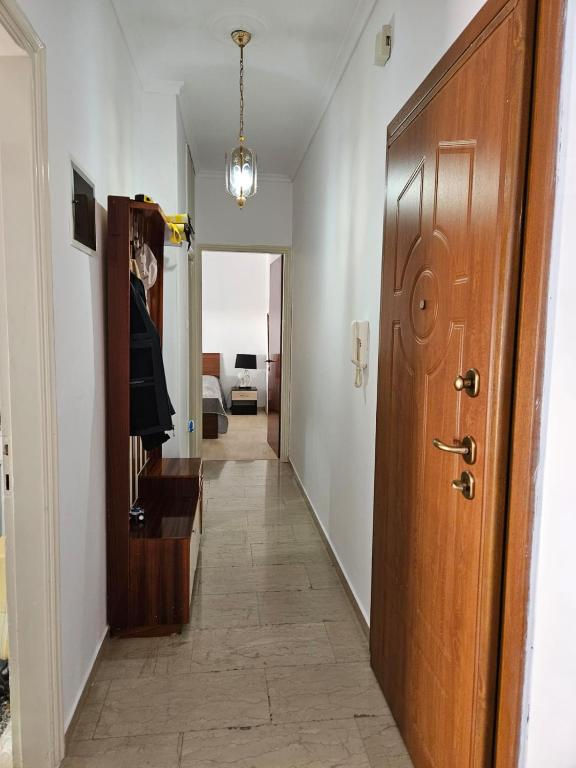a hallway with a wooden door and a hallway with a room at Rapsani in Karianí