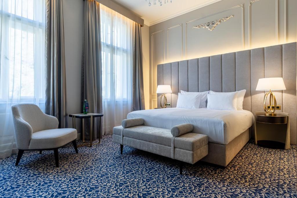 Postel nebo postele na pokoji v ubytování Grandhotel Pupp