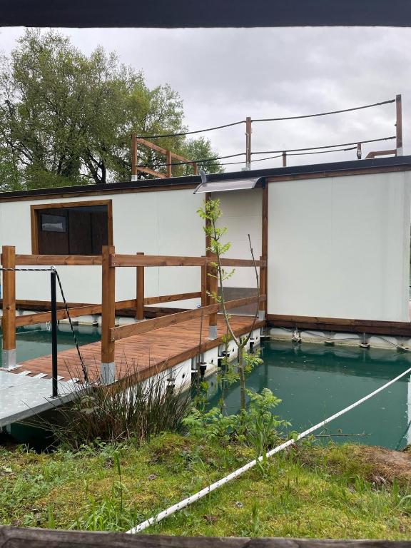 Bazén v ubytování Floating Dream nebo v jeho okolí