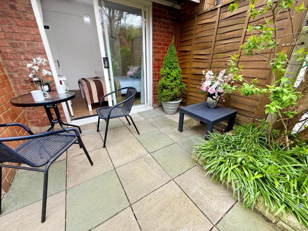 Zahrada ubytování Luxurious House near Excel- Air Conditioning, 9 Beds, 2 Baths, Garden, fast WiFi