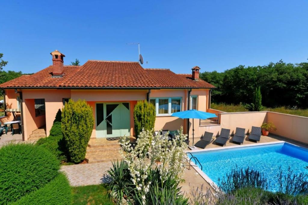 Piscina de la sau aproape de Villa Steffani In Kapelica, Istrien Mit Pool