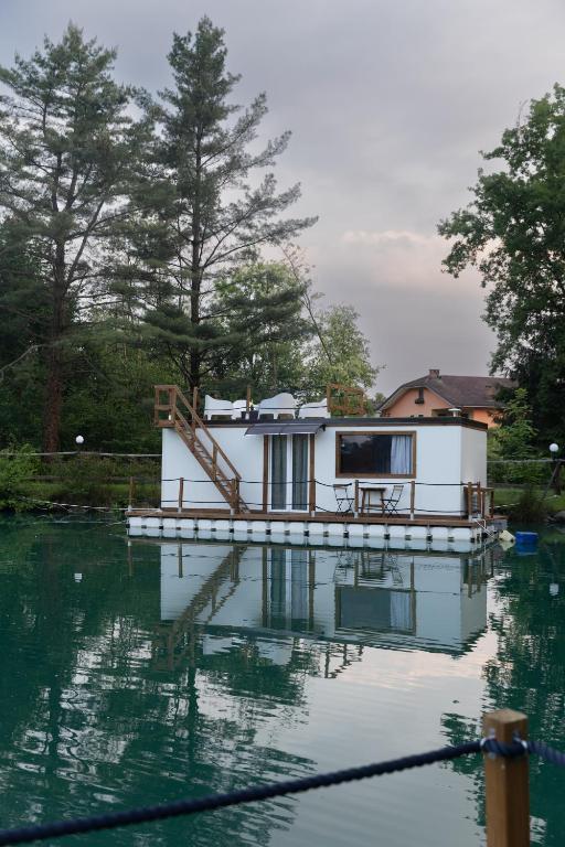 Bazén v ubytování Floating Dream nebo v jeho okolí