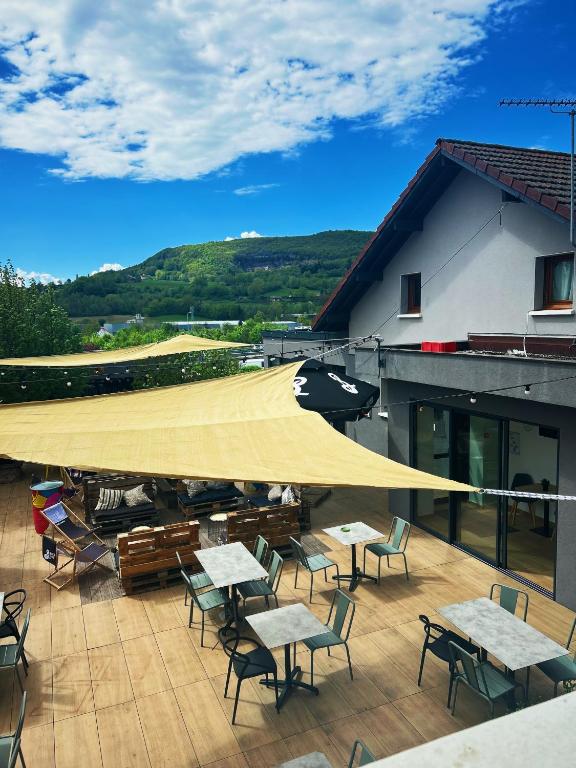 auvent sur les tables et les chaises sur une terrasse dans l'établissement Beaujour & Bonsoir Hotel - Restaurant, à Villy-le-Pelloux