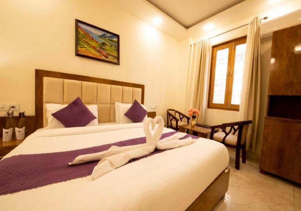 Postel nebo postele na pokoji v ubytování Hotel Aeron Paharganj