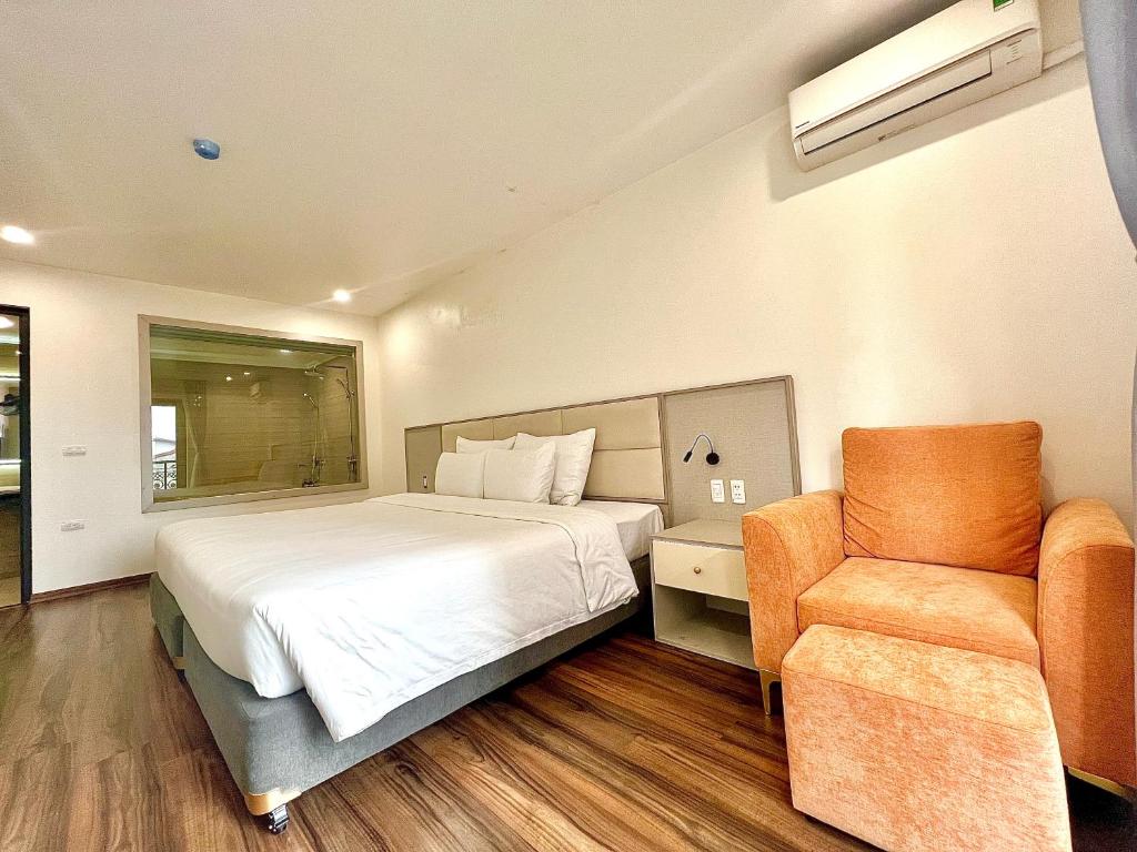 Postel nebo postele na pokoji v ubytování Grand Dragon Noi Bai Hotel