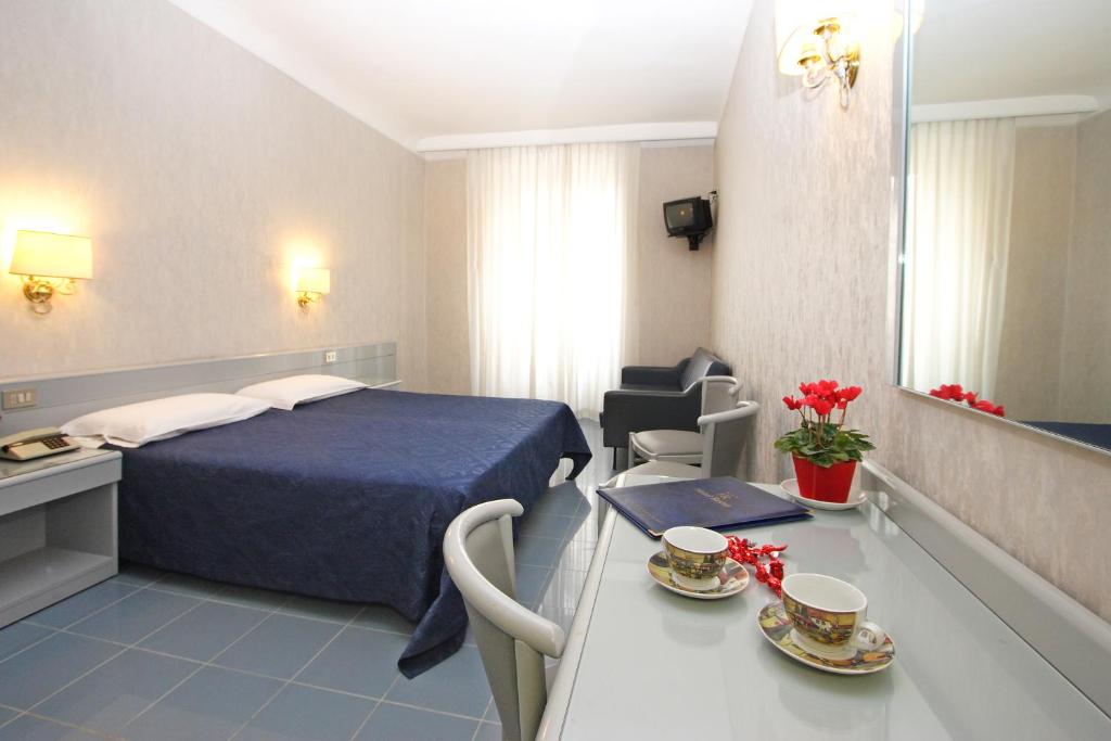 Postel nebo postele na pokoji v ubytování Hotel Roma