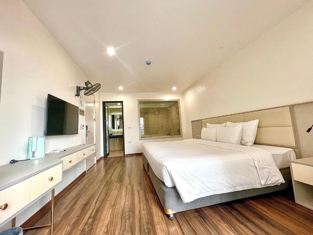 Postel nebo postele na pokoji v ubytování Grand Dragon Noi Bai Hotel