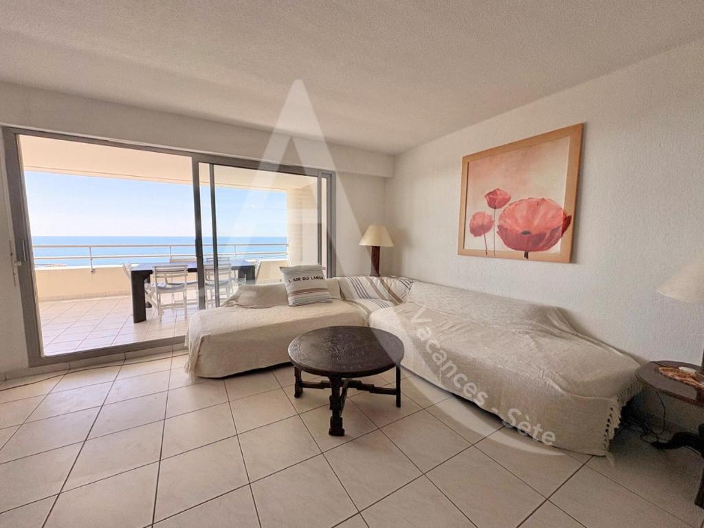 une chambre avec un lit et une vue sur l'océan dans l'établissement Sur les hauteurs, T4 avec clim, wifi, parking et piescine, à Sète